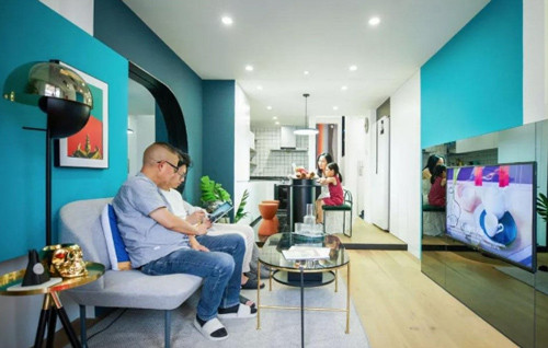 ... sau khi cải tạo trở nên hiện đại, bắt mắt hơn nhiều. Đây làkhông gian sinh hoạt chung của cả nhà, nối liền phòng khách và nhà bếp.