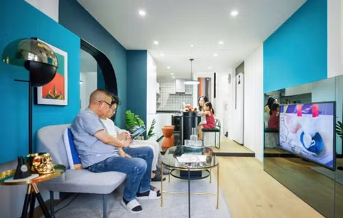 ... sau khi cải tạo trở nên hiện đại, bắt mắt hơn nhiều. Đây làkhông gian sinh hoạt chung của cả nhà, nối liền phòng khách và nhà bếp.