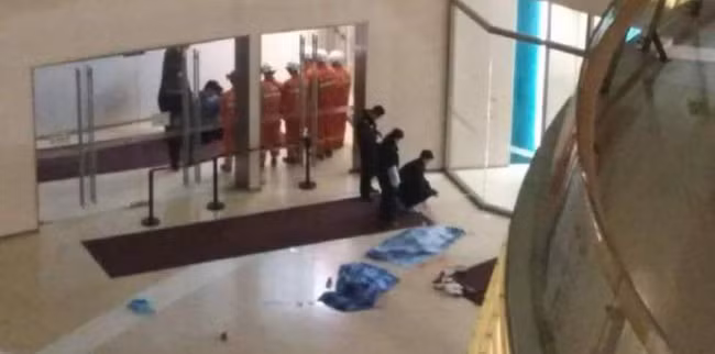 Bế cả hai con, bố để con trượt khỏi tay rơi từ tầng 4 trung tâm thương mại xuống tử vong - Ảnh 3.