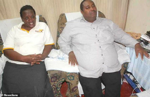 Gichuru Gachieki và vợ đến bệnh viện làm các xét ngiheemj kiểm tra. Ảnh: Whatsnewtoday