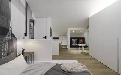 Nhiếp ảnh gia 50 tuổi dùng sơn màu trắng, xámđể khiến nhà có cảm giác rộng hơn, điểm xuyết trên tường là những bức tranh do chính ông vẽ