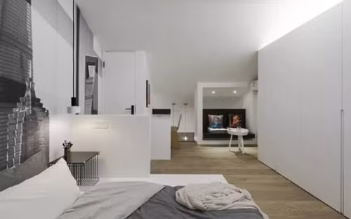 Nhiếp ảnh gia 50 tuổi dùng sơn màu trắng, xámđể khiến nhà có cảm giác rộng hơn, điểm xuyết trên tường là những bức tranh do chính ông vẽ. Nhiếp ảnh gia 50 tuổi dùng sơn màu trắng, xámđể khiến nhà có cảm giác rộng hơn, điểm xuyết trên tường là những bức tranh do chính ông vẽ