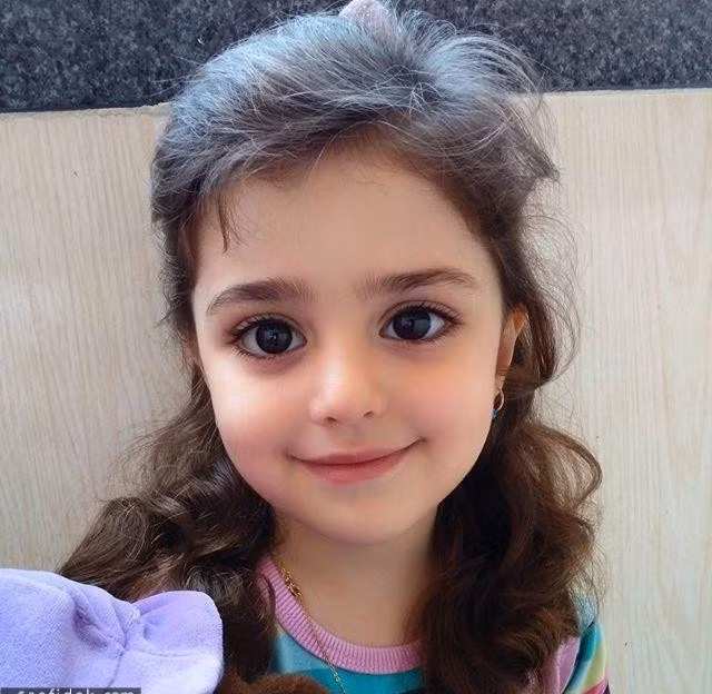 Bố mẹ bé gái xinh đẹp nhất thế giới nghỉ việc vì sợ con bị quấy rối