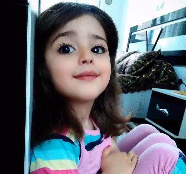 Bố mẹ bé gái xinh đẹp nhất thế giới nghỉ việc vì sợ con bị quấy rối