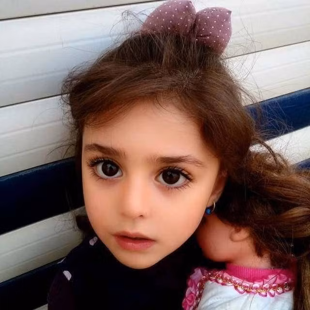 Bố mẹ bé gái xinh đẹp nhất thế giới nghỉ việc vì sợ con bị quấy rối