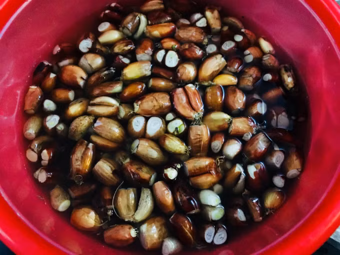 Ngâm hành trong nước và làm sạch muội đen ngoài vỏ củ.