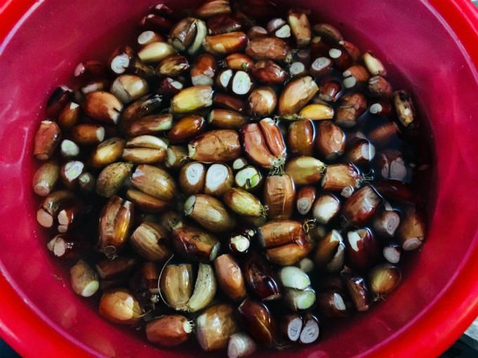 Ngâm hành trong nước và làm sạch muội đen ngoài vỏ củ. Ngâm hành trong nước và làm sạch muội đen ngoài vỏ củ.