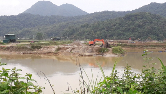 Hiện trường khai thác cát ngay sát khu di tích Hiện trường khai thác cát ngay sát khu di tích