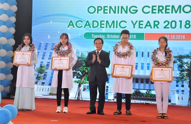 PGS.TS Nguyễn Ngọc Vũ - Giám đốc ĐH Đà Nẵng - trao thưởng 4 tân SV đạt thành tích thủ khoa các ngành tuyển sinh năm 2018