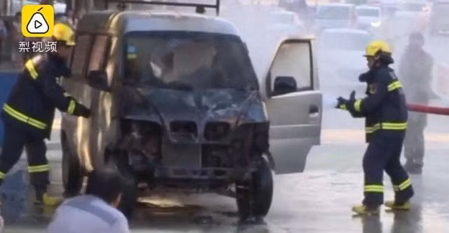 Thắp hương cầu an trên ô tô, không may đốt trụi luôn cả xe