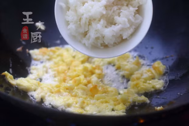 Cơm chiên trứng cứ làm theo kiểu này đảm bảo thơm ngon, hấp dẫn hơn nhiều 3