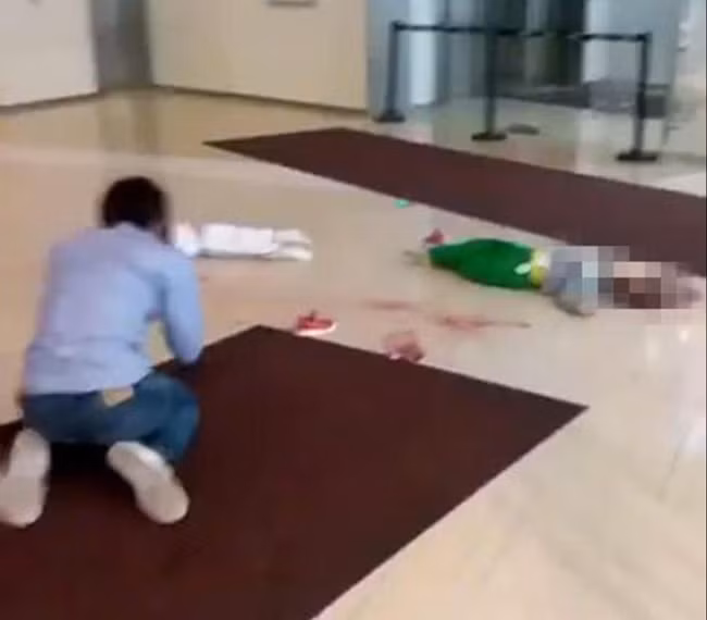 Bế cả hai con, bố để con trượt khỏi tay rơi từ tầng 4 trung tâm thương mại xuống tử vong - Ảnh 1.