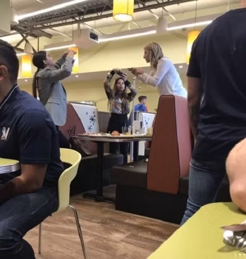 Nghi thức trước bữa ăn.