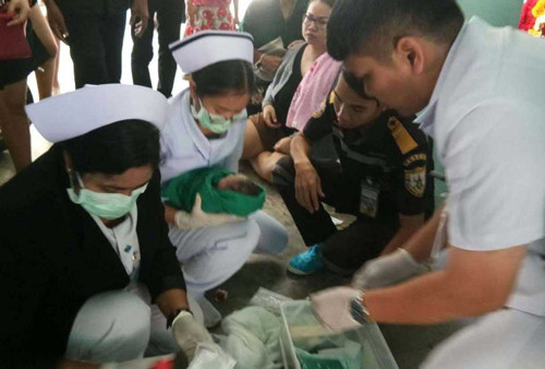 Em bé được sơ cứu ngay tại chỗ trước khi đưa tới bệnh viện chăm sóc. Em bé được sơ cứu ngay tại chỗ trước khi đưa tới bệnh viện chăm sóc.