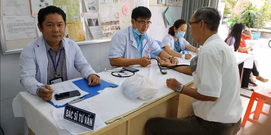 Một buổi thăm khám tư vấn cho bệnh nhân của bác sĩ Bình và đồng nghiệp