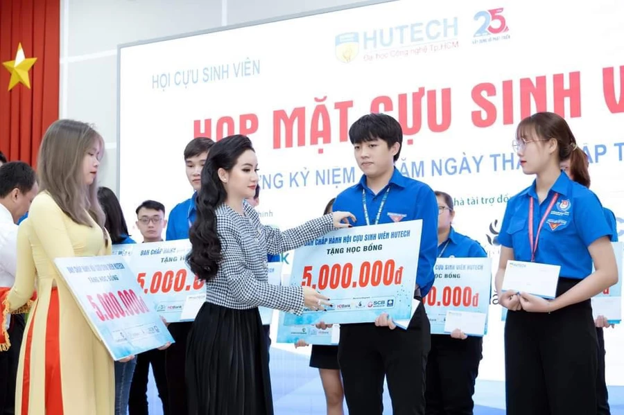 Một cựu sinh viên HUTECH trao học bổng cho các sinh viên nhà trường.