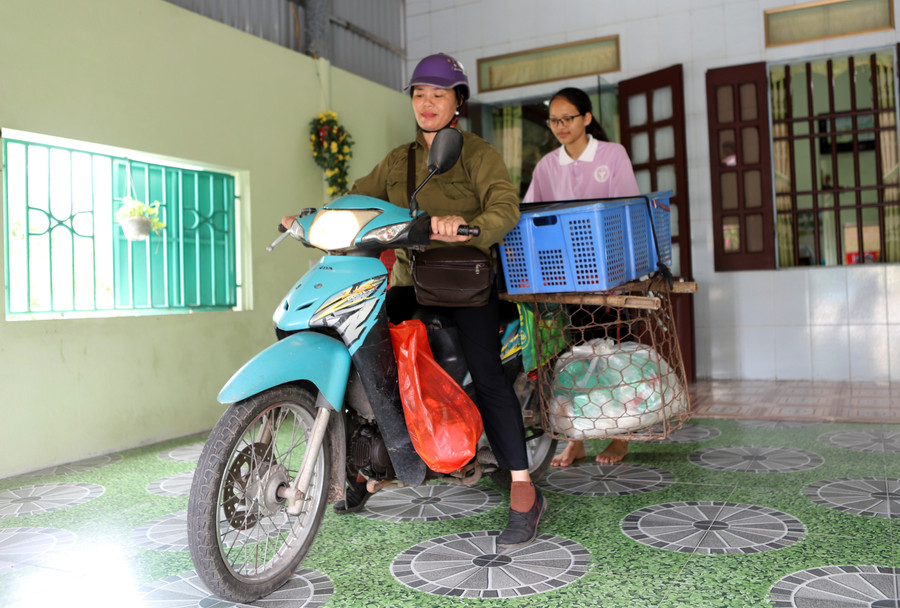 Ngày ngày, mẹ của Diệp vẫn cần mẫn bên xe rau củ để chạy chợ kiếm tiền nuôi các con ăn học, bất chấp nắng mưa, ốm bệnh. Ảnh: Đình Tuệ.