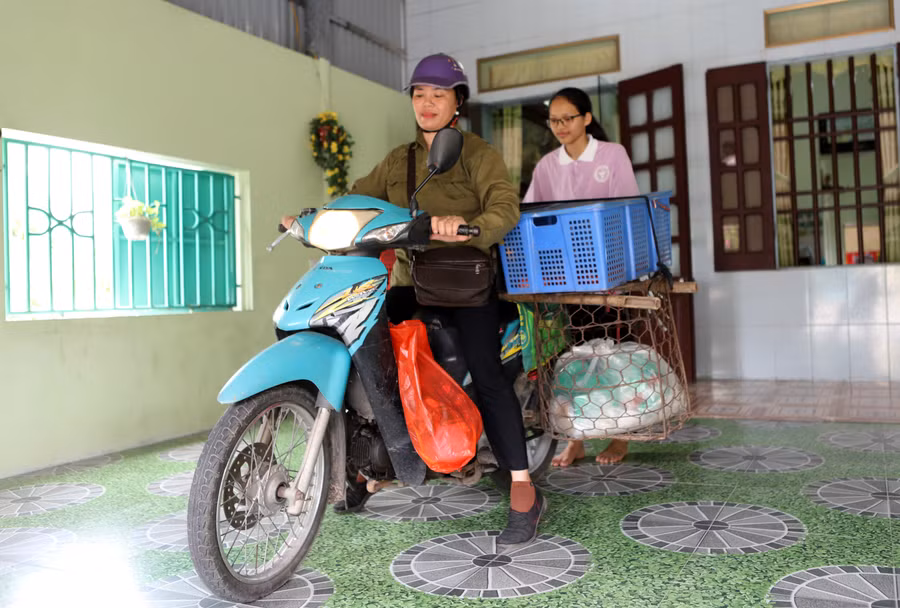 Ngày ngày, mẹ của Diệp vẫn cần mẫn bên xe rau củ để chạy chợ kiếm tiền nuôi các con ăn học, bất chấp nắng mưa, ốm bệnh. Ảnh: Đình Tuệ.