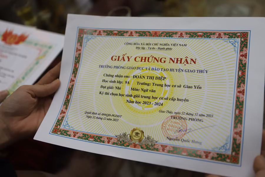 Năm học 2023-2024, nữ sinh Đoàn Thị Diệp được nhà trường khen thưởng danh hiệu Học sinh giỏi; Phòng GD&amp;ĐT huyện Giao Thủy chứng nhận đạt giải Nhì kỳ thi học sinh giỏi cấp huyện môn Ngữ văn.