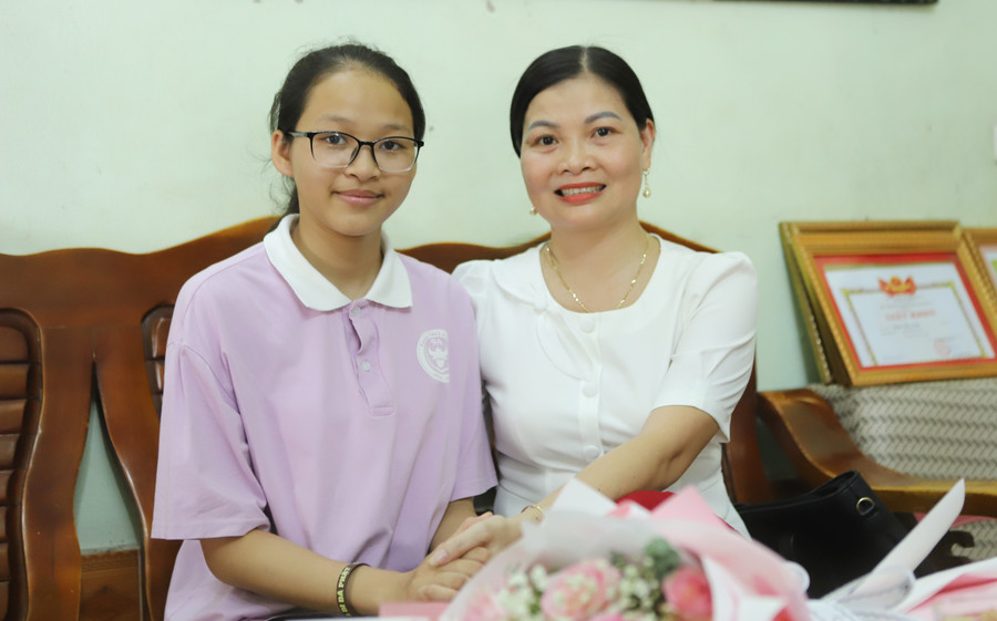 Ngoài mẹ, Diệp còn nhận được rất nhiều tình yêu thương, sự quan tâm, hỗ trợ từ thầy cô, trong đó có cô giáo chủ nhiệm Vũ Thị Linh. Ảnh: Đình Tuệ. Ngoài mẹ, Diệp còn nhận được rất nhiều tình yêu thương, sự quan tâm, hỗ trợ từ thầy cô, trong đó có cô giáo chủ nhiệm Vũ Thị Linh. Ảnh: Đình Tuệ.