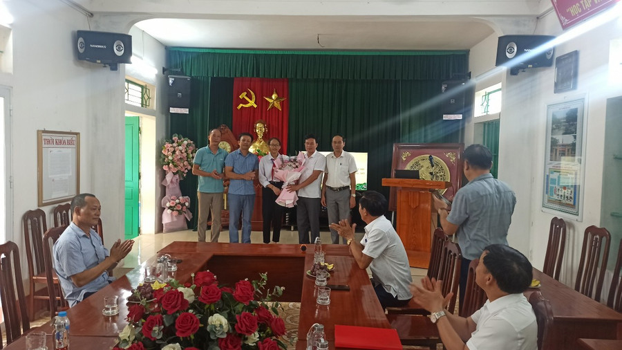 Lãnh đạo địa phương tới chúc mừng thành tích của em Đoàn Thị Diệp tại Trường THCS Giao Yến. Lãnh đạo địa phương tới chúc mừng thành tích của em Đoàn Thị Diệp tại Trường THCS Giao Yến.
