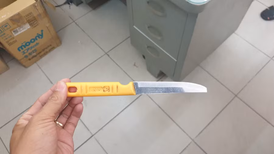 Con dao Nghĩa dùng để đe dọa người dân.