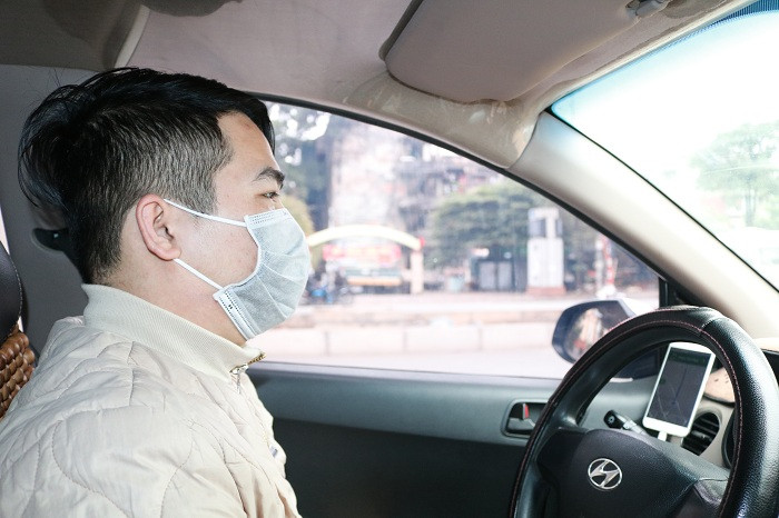 Tài xế Taxi chủ động đeo khẩu trang để phòng chống dịch bệnh Tài xế Taxi chủ động đeo khẩu trang để phòng chống dịch bệnh