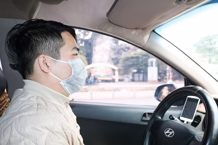 Tài xế Taxi chủ động đeo khẩu trang để phòng chống dịch bệnh Tài xế Taxi chủ động đeo khẩu trang để phòng chống dịch bệnh