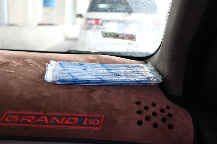 Những chiếc khẩu trang được chuẩn bị sẵn để khách hàng sử dụng nếu khách lên xe chưa đeo khẩu trang Những chiếc khẩu trang được chuẩn bị sẵn để khách hàng sử dụng nếu khách lên xe chưa đeo khẩu trang