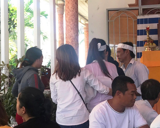 Nhiều người đến chia buồn gia đình trong đám tang chị Nhung.ảnh nld