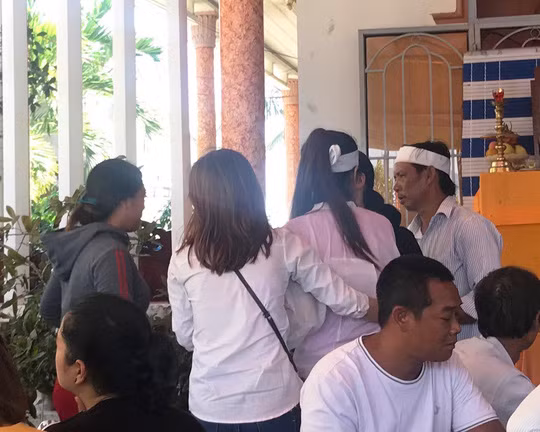 Nhiều người đến chia buồn gia đình trong đám tang chị Nhung.ảnh nld