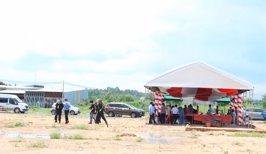 Lực lượng cảnh sát và cơ động ập vào khống chế hàng trăm người ngay tại khu đất chúng dựng rạp để lừa đảo khách hàng. 