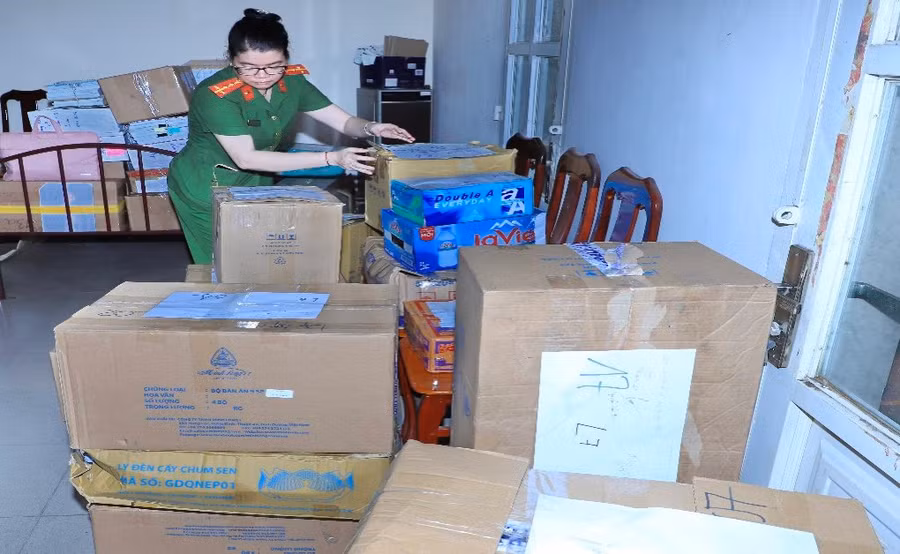 Rất nhiều tài liệu liên quan vụ án bị công an thu giữ trong quá trình khám xét.