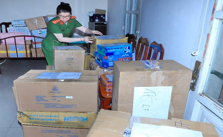 Rất nhiều tài liệu liên quan vụ án bị công an thu giữ trong quá trình khám xét. Rất nhiều tài liệu liên quan vụ án bị công an thu giữ trong quá trình khám xét.