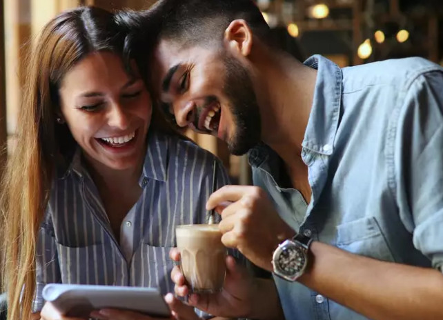 Tán tỉnh cô ấy một cách tự nhiên, nhưng quan trọng nhất là phải dịu dàng với cô ấy. (Ảnh: ITN).