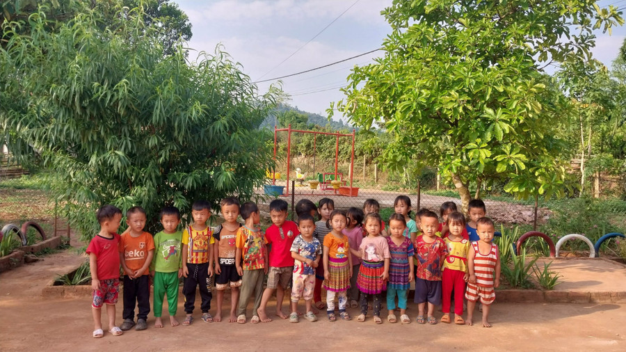 Học sinh trường Mầm non Huổi Lếch chụp ảnh lưu niệm.