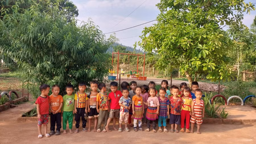 Học sinh trường Mầm non Huổi Lếch chụp ảnh lưu niệm.