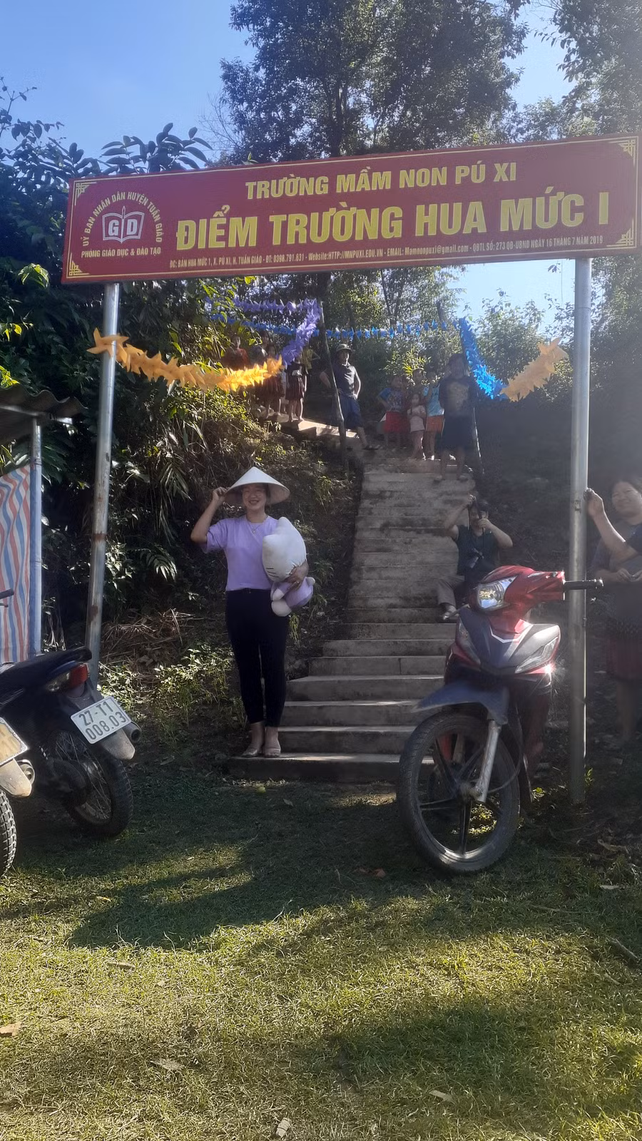 Cô giáo Nguyễn Hải Nhung hỗ trợ vận chuyển quà Trung thu cho trẻ em tại điểm trường Hua Mức 1.