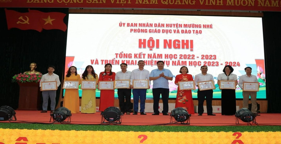 Cô giáo Nguyễn Thị Minh Hồng (thứ 2 bên phải) nhận khen thưởng tại hội nghị tổng kết năm học. Cô giáo Nguyễn Thị Minh Hồng (thứ 2 bên phải) nhận khen thưởng tại hội nghị tổng kết năm học.