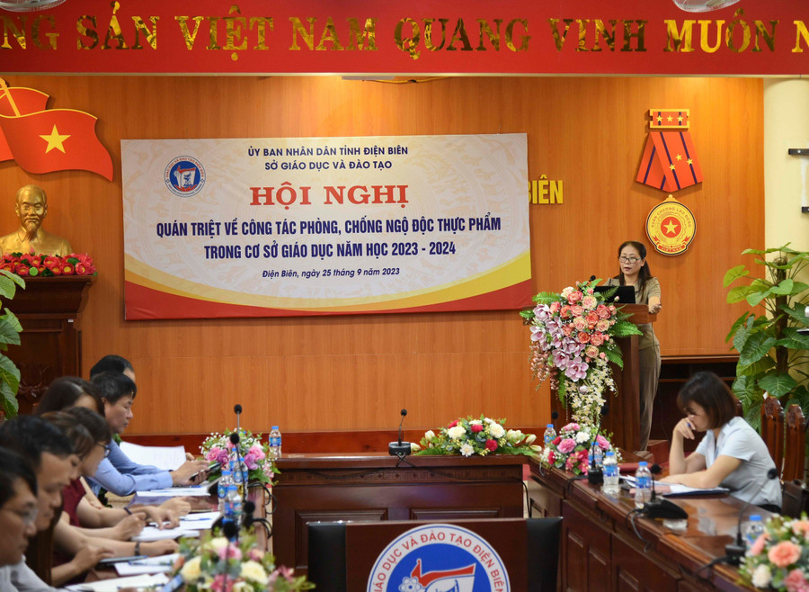 Báo cáo viên Chi cục An toàn vệ sinh thực phẩm triển khai các nội dung liên quan. Báo cáo viên Chi cục An toàn vệ sinh thực phẩm triển khai các nội dung liên quan.