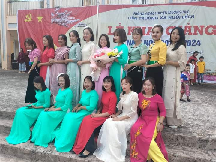 Cô Bùi Thị Sáu (áo dài màu hồng, đứng giữa) chụp ảnh lưu niệm cùng giáo viên nhà trường. Cô Bùi Thị Sáu (áo dài màu hồng, đứng giữa) chụp ảnh lưu niệm cùng giáo viên nhà trường.