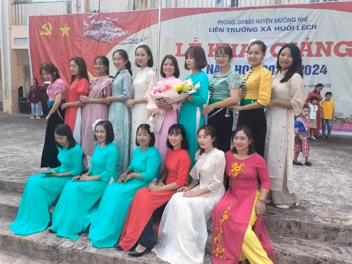 Cô Bùi Thị Sáu (áo dài màu hồng, đứng giữa) chụp ảnh lưu niệm cùng giáo viên nhà trường.