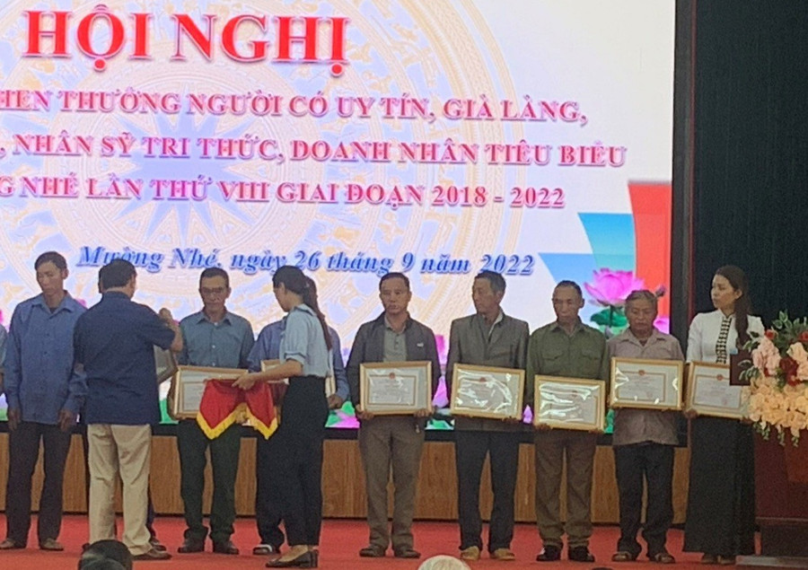 Cô giáo Cà Thị Phượng (ngoài cùng bên phải) nhận Giấy khen của UBND huyện Mường Nhé. Cô giáo Cà Thị Phượng (ngoài cùng bên phải) nhận Giấy khen của UBND huyện Mường Nhé.