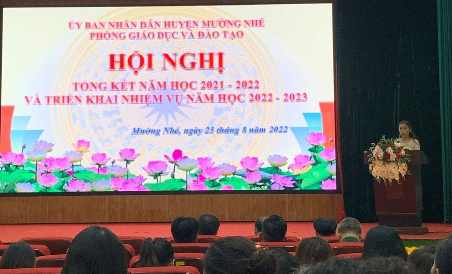 Cô Phượng phát biểu tại hội nghị triển khai nhiệm vụ năm học mới. Cô Phượng phát biểu tại hội nghị triển khai nhiệm vụ năm học mới.