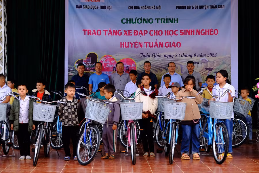 Trao tặng 70 chiếc xe đạp cho học sinh khó khăn.