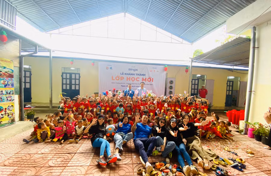 Các đại biểu chụp ảnh lưu niệm cùng học sinh vùng cao.