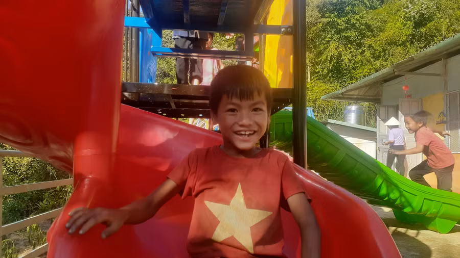 Niềm vui của trẻ nhỏ vùng cao bên "sân chơi" mới.