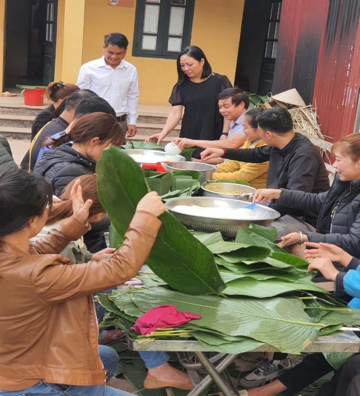 Cô Hồng (áo đen, đứng giữa) cùng cán bộ giáo viên nhà trường chuẩn bị làm bánh chưng. Cô Hồng (áo đen, đứng giữa) cùng cán bộ giáo viên nhà trường chuẩn bị làm bánh chưng.