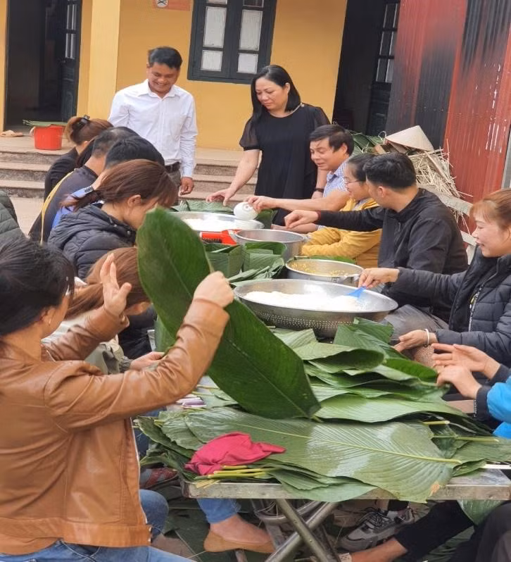 Cô Hồng (áo đen, đứng giữa) cùng cán bộ giáo viên nhà trường chuẩn bị làm bánh chưng.