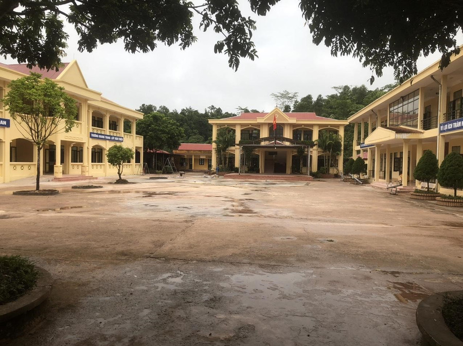 Khuôn viên nhà trường. Khuôn viên nhà trường.